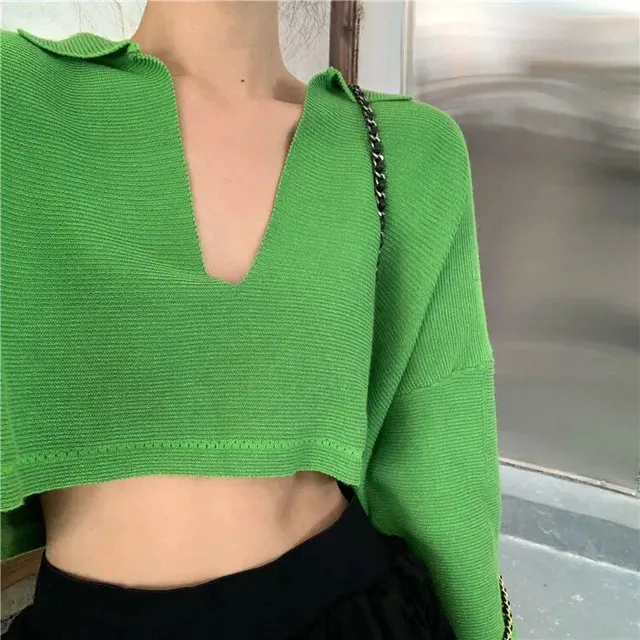 Women's knitted crop shirt with long sleeve and neckline to V