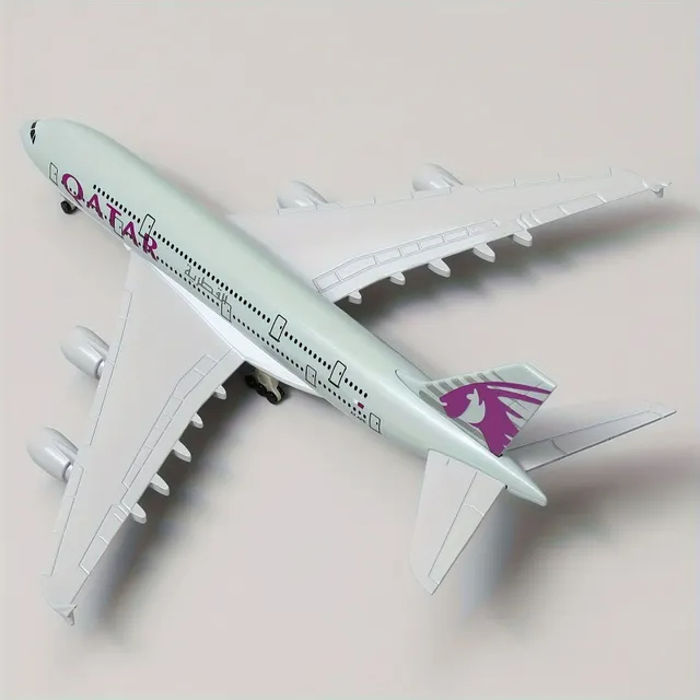 Model de colecție al avionului Airbus A380 al companiei Qatar Airways la scară 1:300