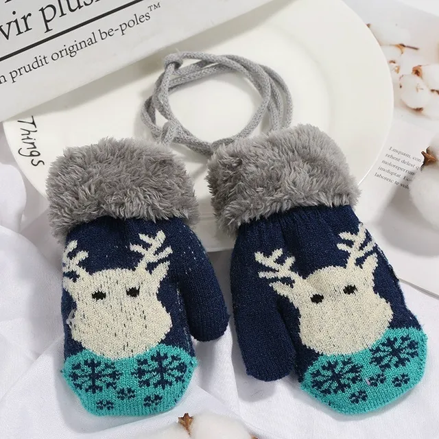 Baby warm mittens with the motif of a reindeer