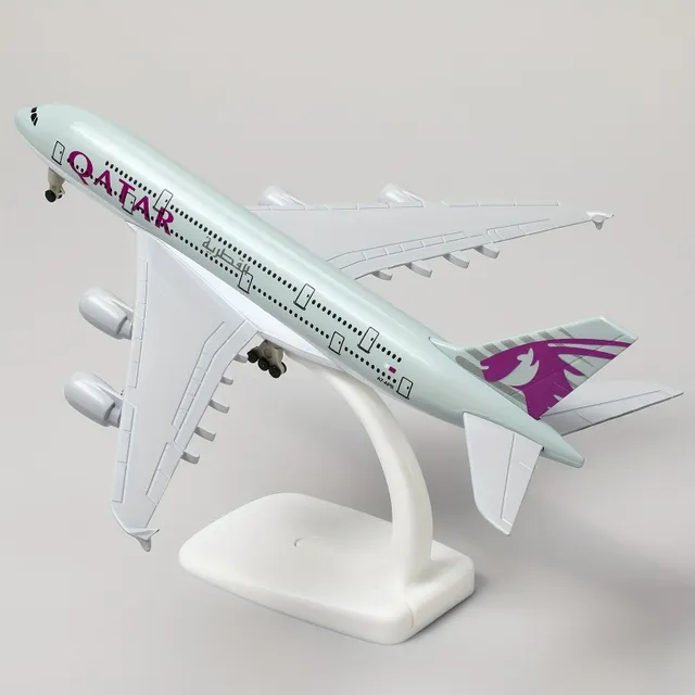 Model de colecție al avionului Airbus A380 al companiei Qatar Airways la scară 1:300