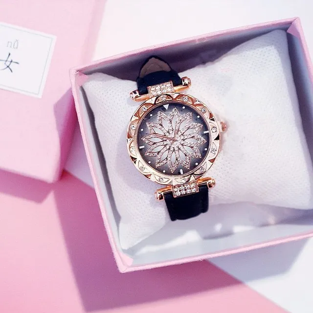 Luxurious women's watch with glitter and bracelet