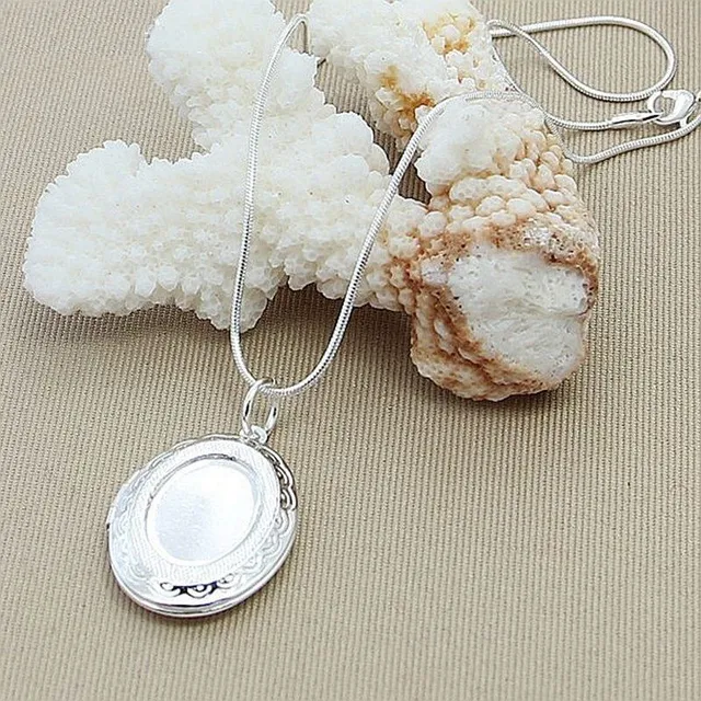 Women's opening necklace for photo storage