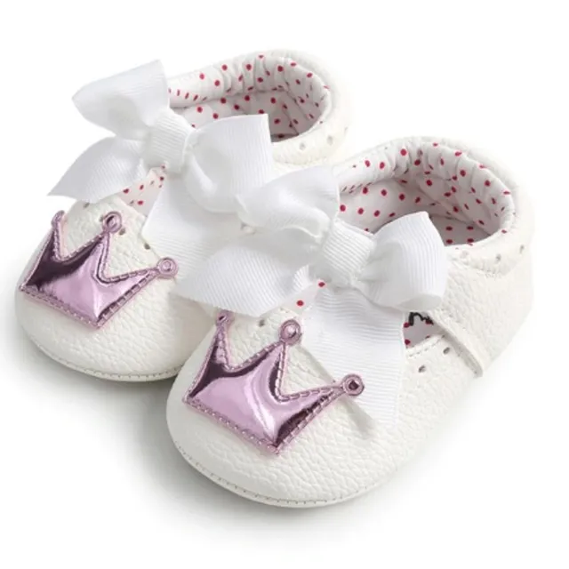 Girl's slippers with crown