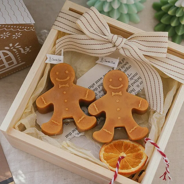 Dekoratívna vianočná sviečka Gingerbread Simon