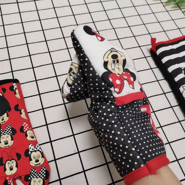 Kitchen mitt with cute Mickey and Minnie Mouse motifs