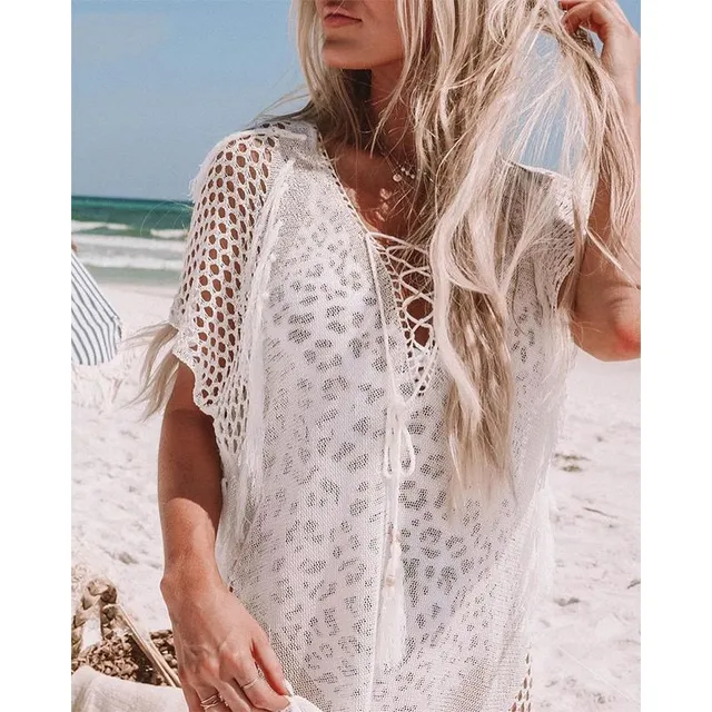 Pletené plážové biele roztomilé šaty so strapcami