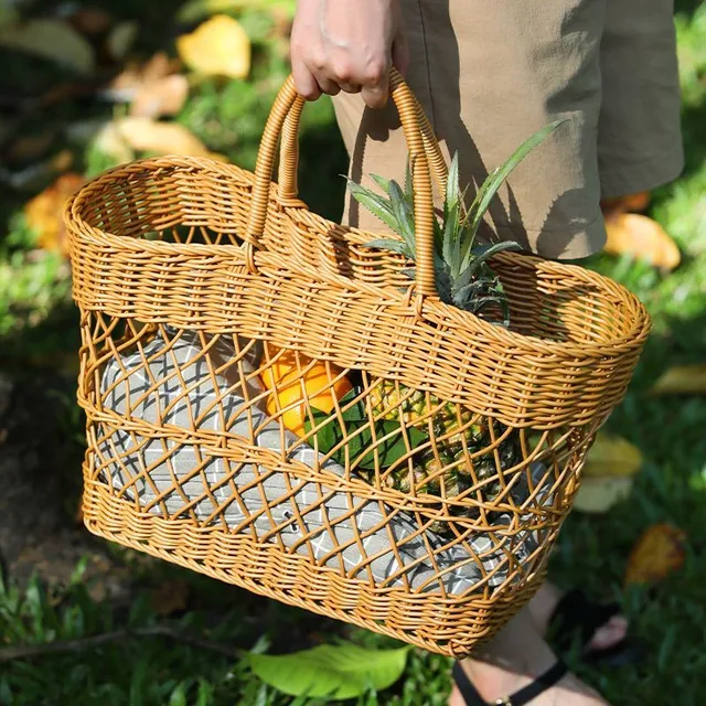 Priestranný rustikálny piknikový kôš vyrobený z prúteného vŕbového prútia s pevnými ušami