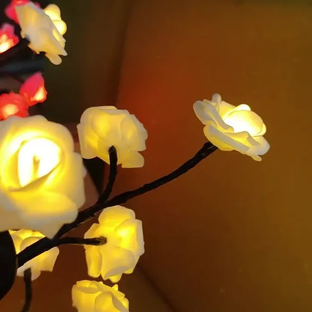 USB powered LED pink tree lamp translates to USB-powered LED rose tree lamp