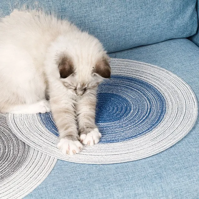 Praktická podložka na nábytek proti poškrábání od koček