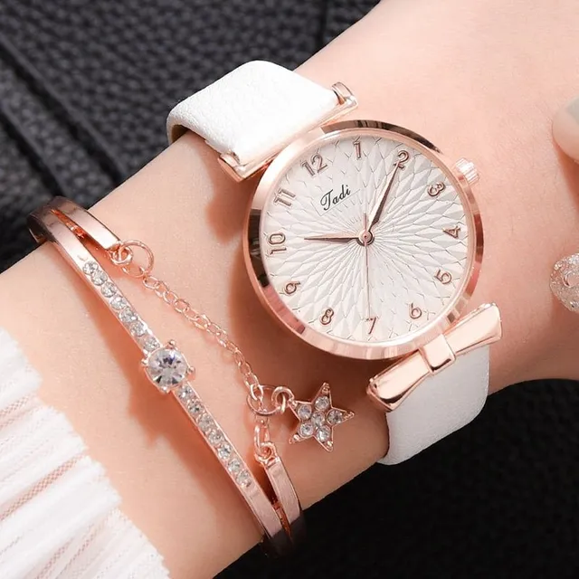 Women's wristwatch with elegant pattern