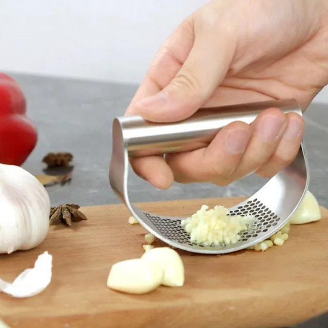 All-metal hand press for garlic