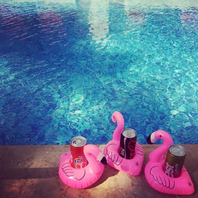 Stylowy pływający uchwyt na napój flamingo