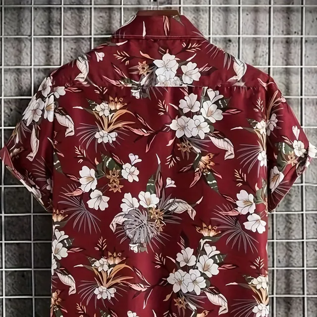 Hawaiian male shirt with a graphic pattern of flowers, with collar, short sleeve and button-on