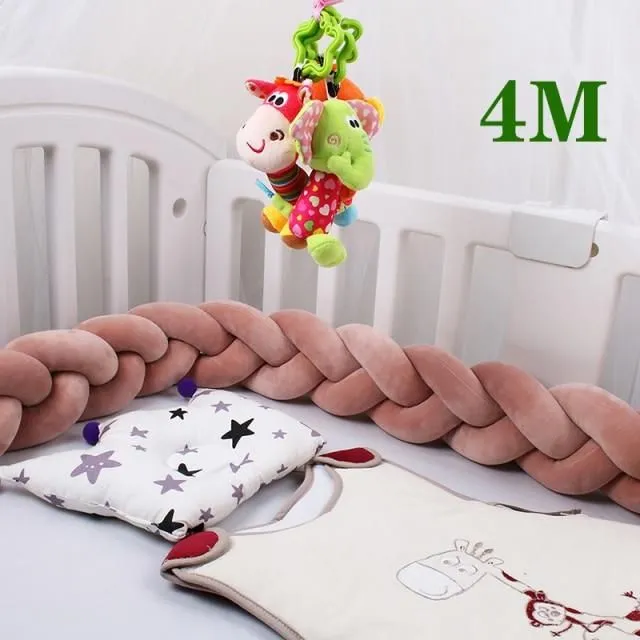 Crib mattress cover in the shape of a braid