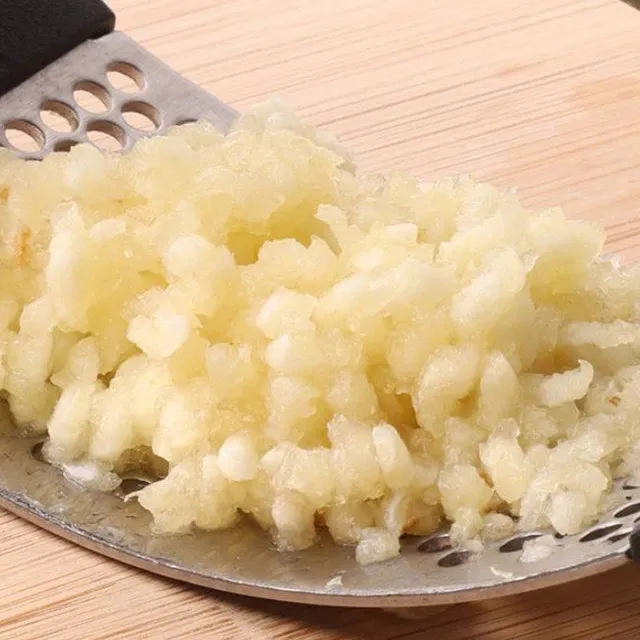 Hand-operated garlic presses