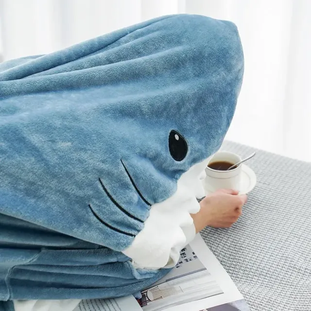 Dětské a dospěláčí pyžamo s motivem žraloka v podobě spacáku a útulné deky z vysoce kvalitního materiálu - pro sladké sny a relaxaci.