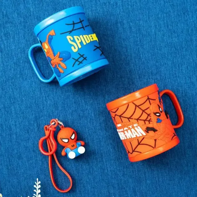 Trendy plastový pohár zdobený superhrdinom Spider-man