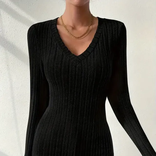 Women's T-shirt with V-neck and long sleeve made of ribbed knitwear - casual and comfortable top