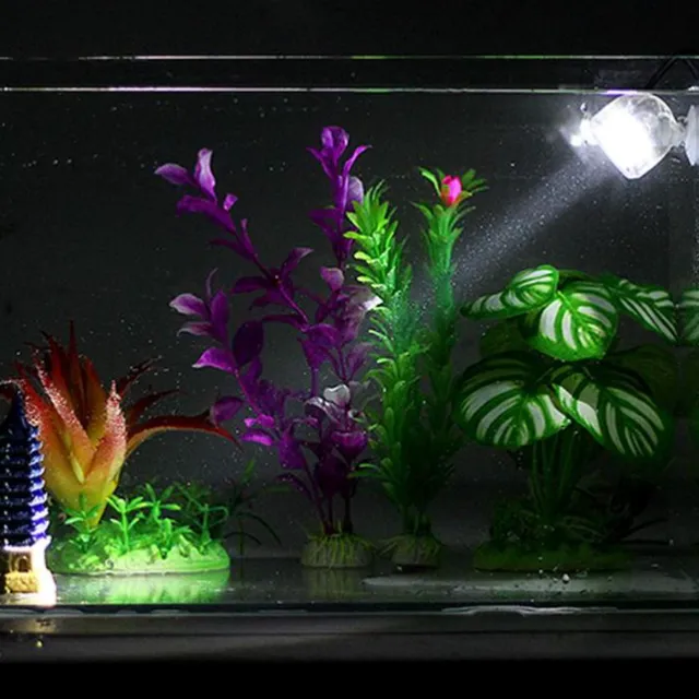 Voděodolné LED akvarijní světlo s ukotvením pomocí přísavky na stěnu akvária