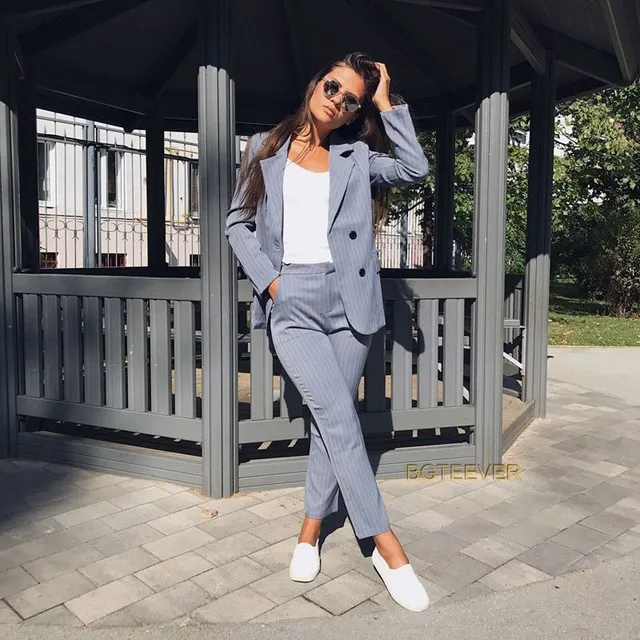 Costum feminin casual-formal elegant cu sacou și pantaloni