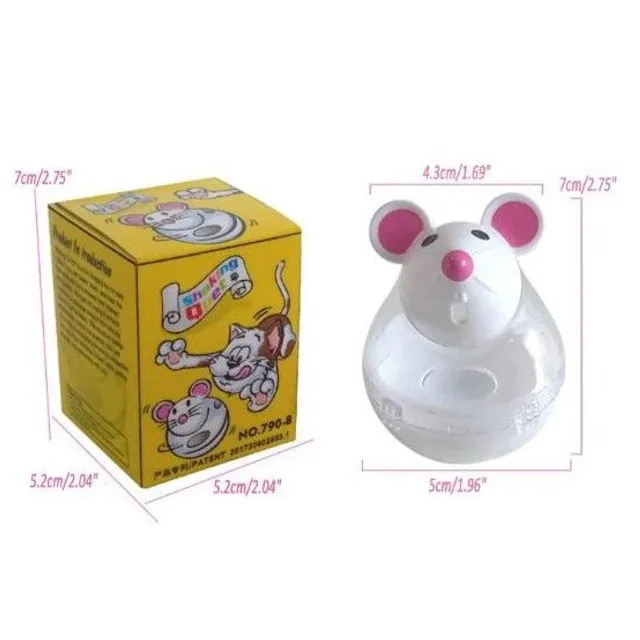 Kŕmenie hračky pre mačky vo forme myši
