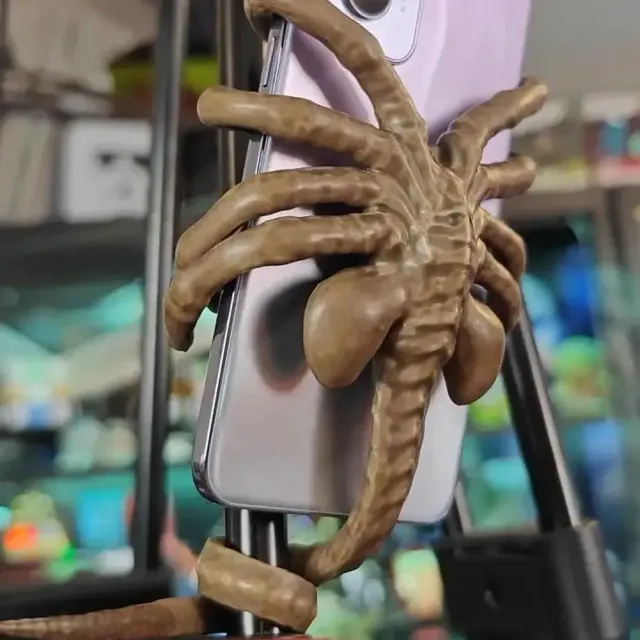 Facehugger phone holder in the shape of an alien with creative design