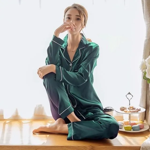 Pyjama en satin pour femme avec boutons