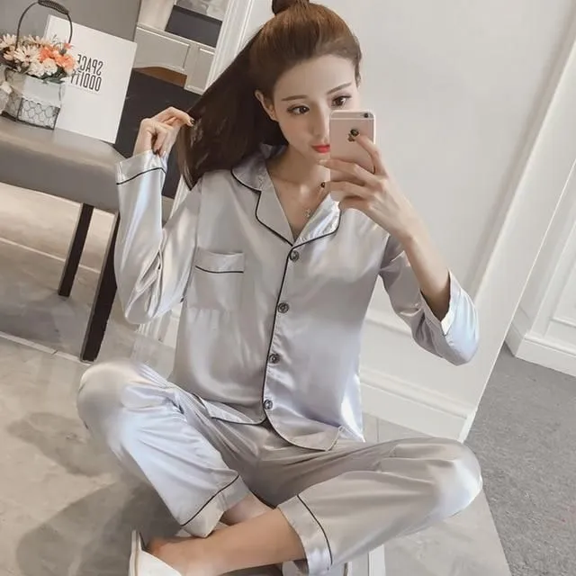 Pyjama en satin pour femme avec boutons