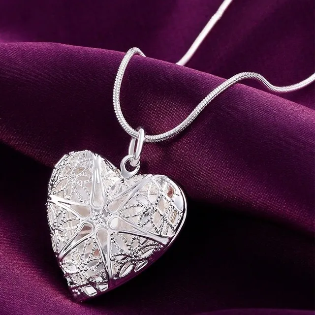 Women's necklace with an opening heart