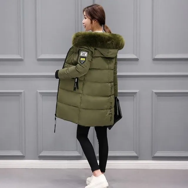 Dámská zimní bunda s výrazným límcem a nášivkami armygreen m