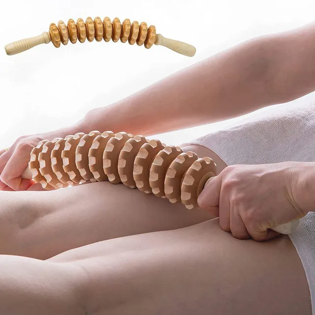 Drewniana rolka do masażu, dłoń na cellulit i punkty