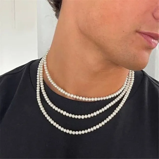 Ladies elegant pearl necklace