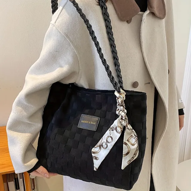 Elegantní dámská tote kabelka s károvaným vzorem a šátkem, ideální pro každodenní použití