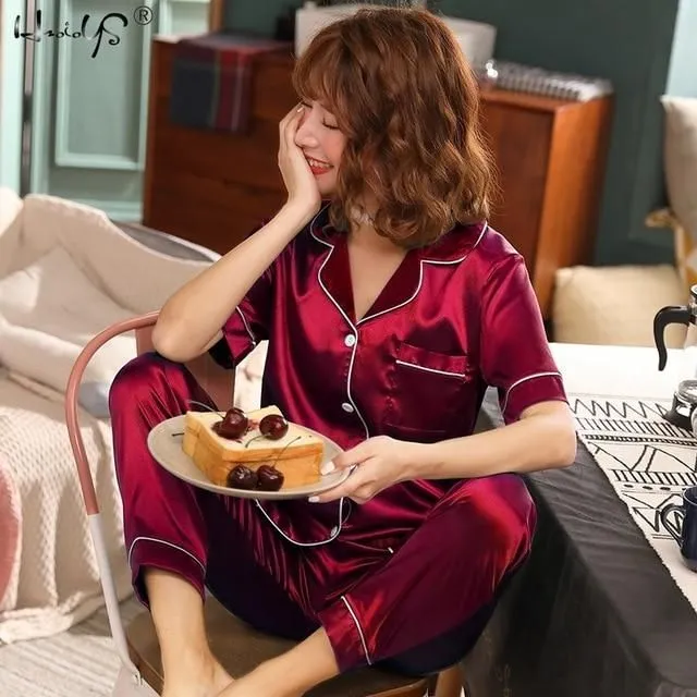 Pyjama en satin pour femme avec boutons