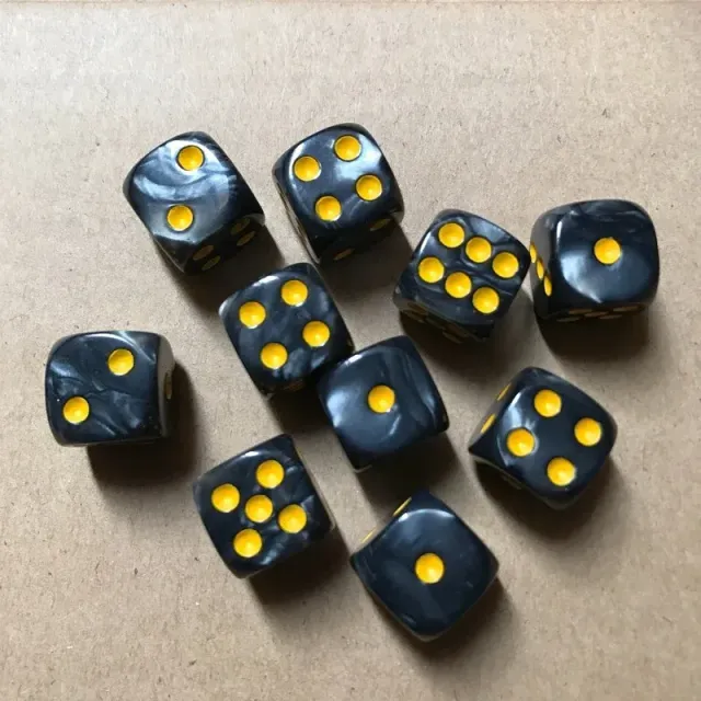 10 ks klasických herních kostek s perlovým vzorem a čísly - běžné kostky