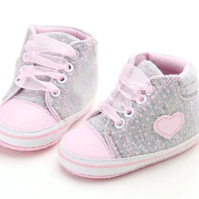 Papuci pentru fetițe cu inimioară