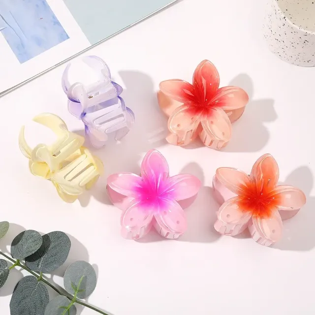 Hair clip with a pretty look in the shape of a flower slice for women