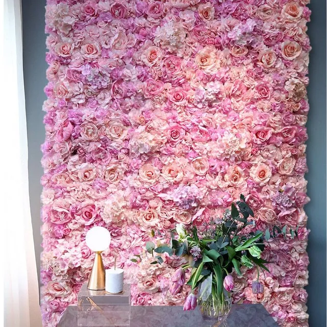 Kvetinová dekorácia na stenu