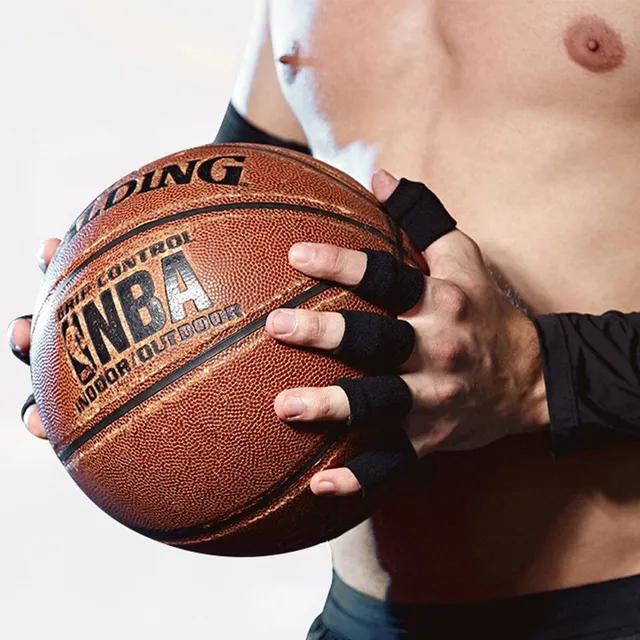 Retractable sports bandage for fingers