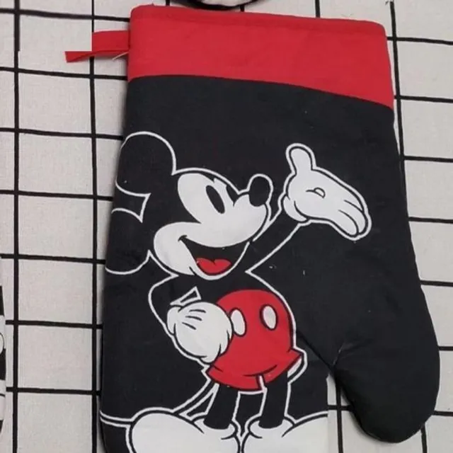 Kitchen mitt with cute Mickey and Minnie Mouse motifs