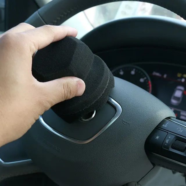 Polishing and waxing sponge for the car