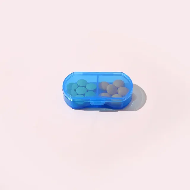 Kompaktní krabička na léky s 2 přihrádkami - ideální pro cestování, s rozdělovačem a dávkovačem