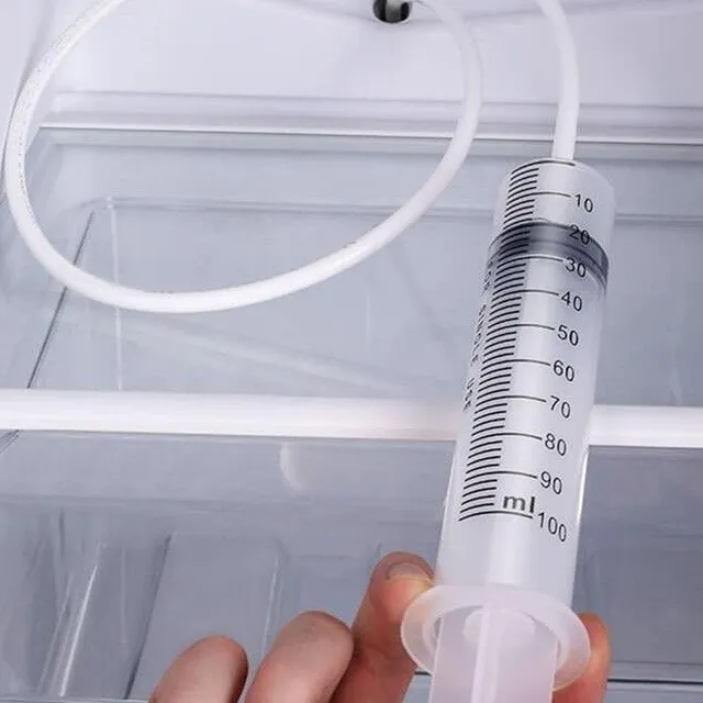 Syringe for cleaning the drain duct of the fridge