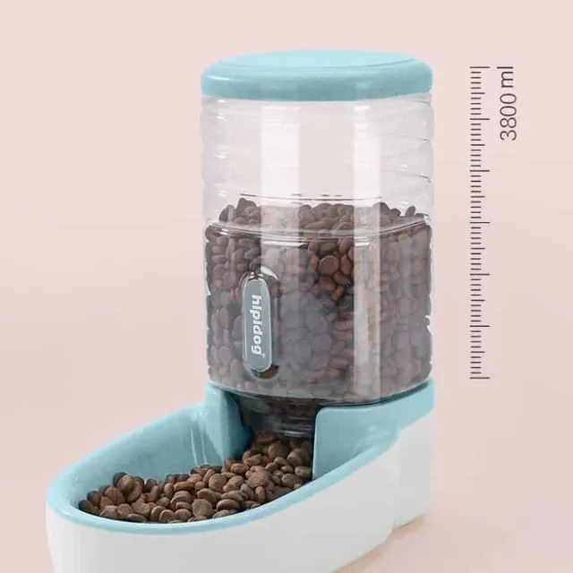 Powder dispenser for dogs or cats