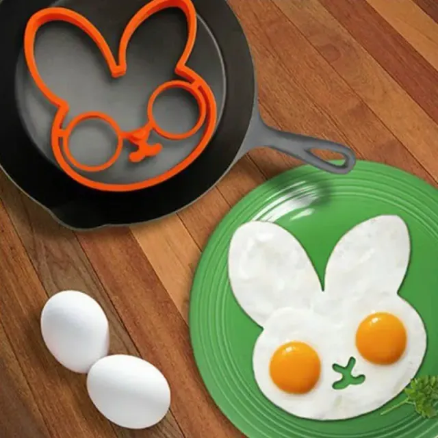 Silicone form on omelet, pancakes shaper, cooking tool