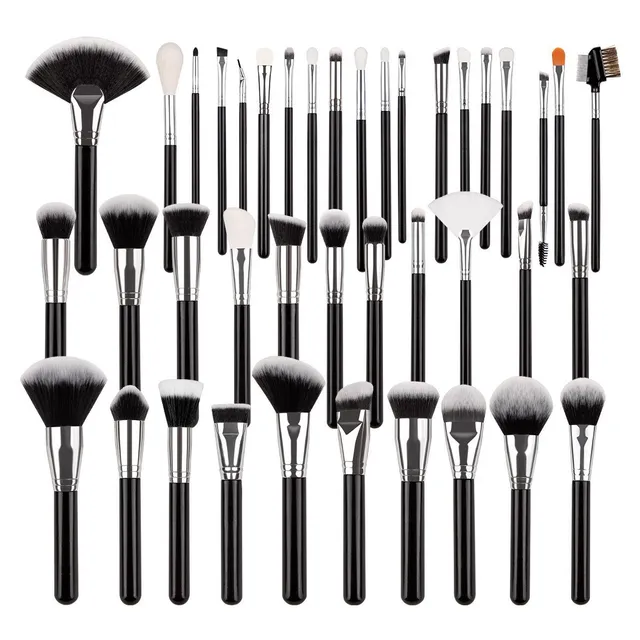 40 piece set of complete make-up brushes