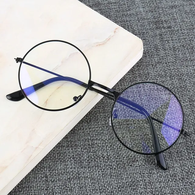 A nők modern kerek szemüvege a kék fény ellen