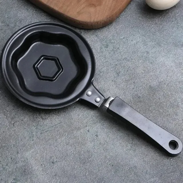 Mini non-stick frying pan for a heart-shaped breakfast for the preparation of omelet