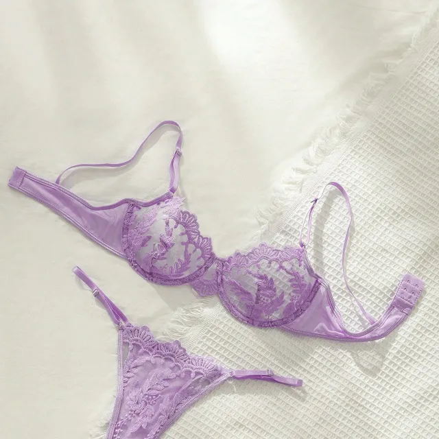 Elegant lace panties with bra with floral pattern