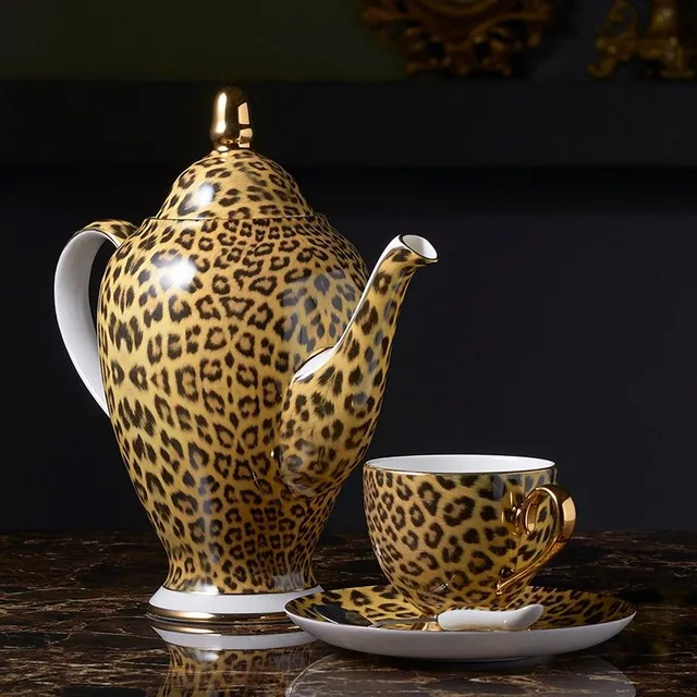 Porcelanowy leopard z dzbanka